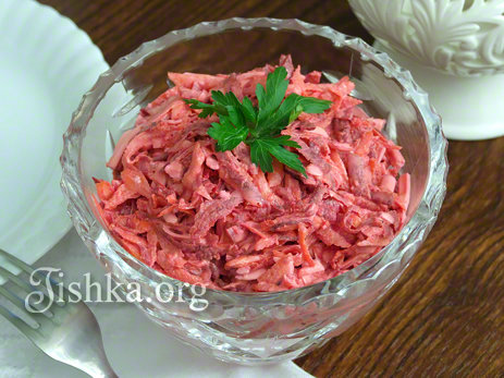 Салат из сырой свеклы и моркови с сырком