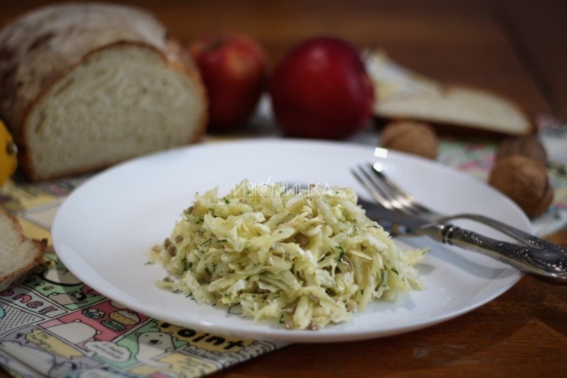 Салат с пекинской капустой и яблоками