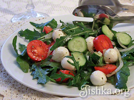 Салат с рукколой, помидорами и моцареллой