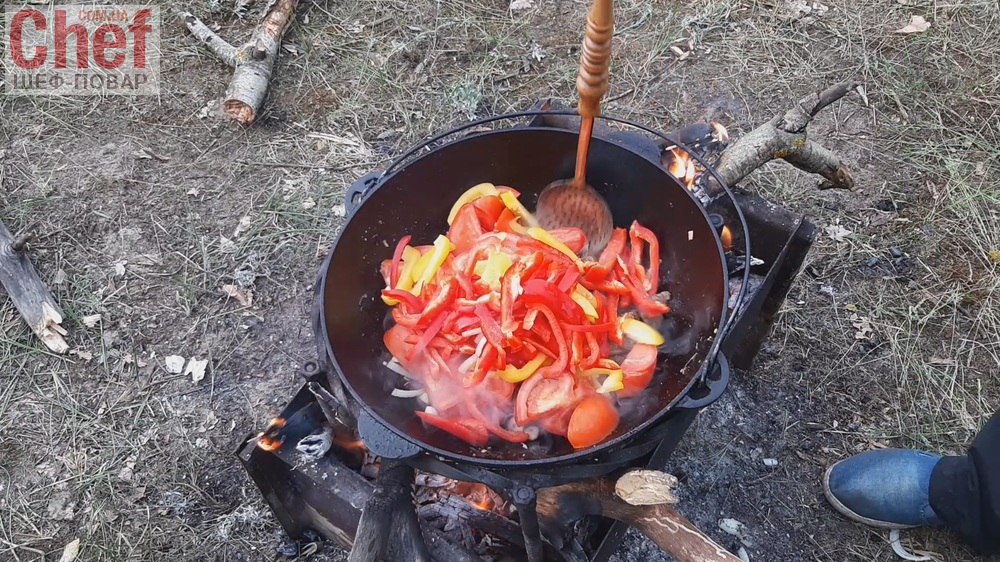 Чашушули (ჩაშუშული) в казане на природе.