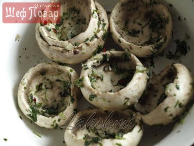 Шампиньоны фаршированные рисовой начинкой