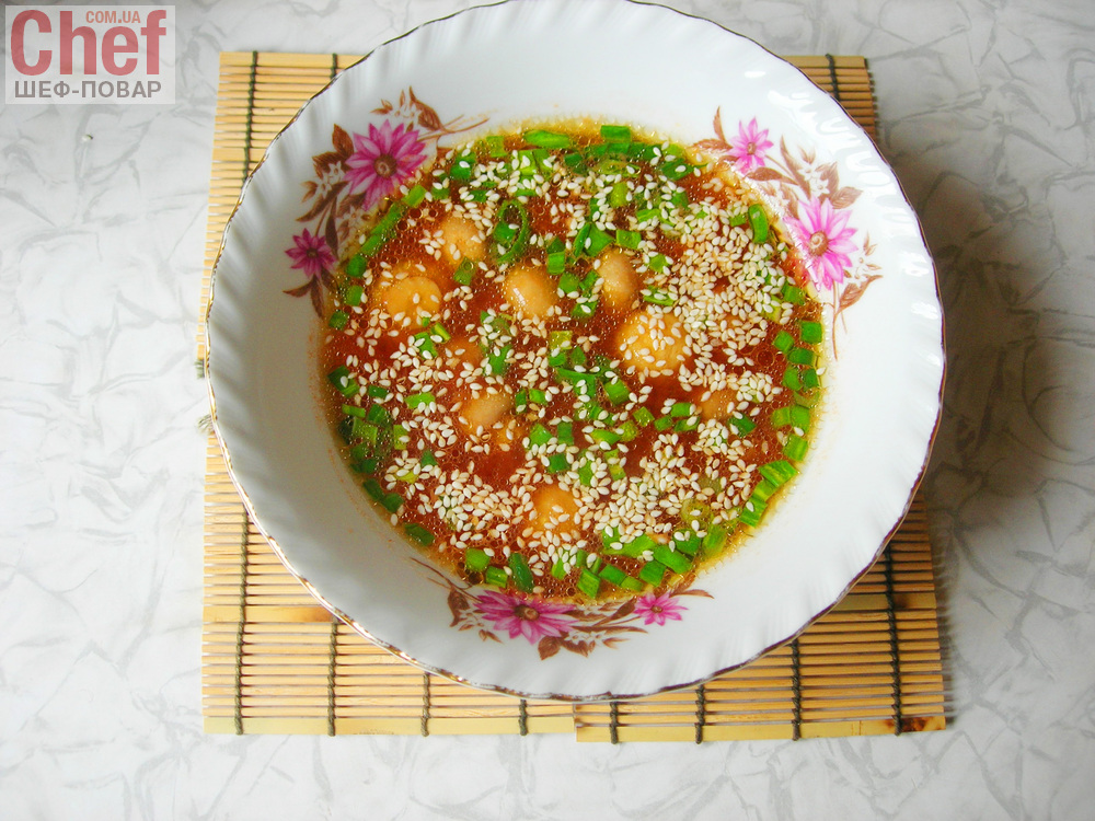 Восточный суп с маринованными шампиньонами и кунжутом