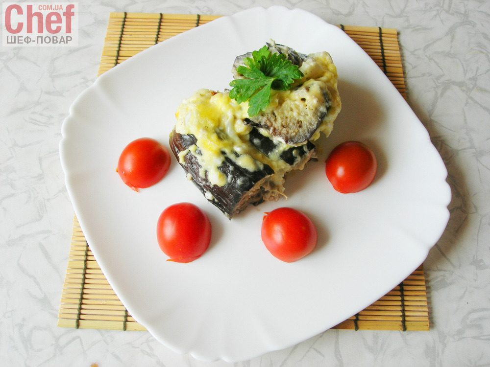 Запеченные баклажаны с сыром и яйцом по сметанно-майонезным соусом